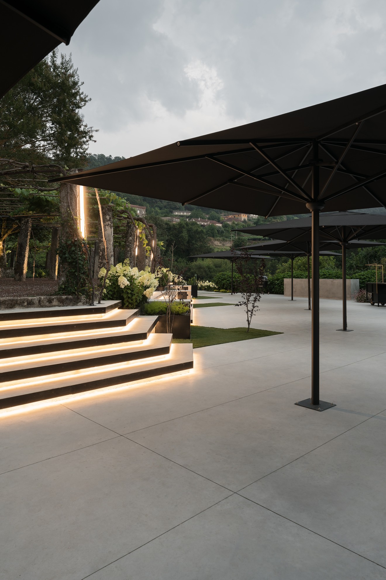 Para lograr un ambiente elegante y neutro acorde a la decoración habitual de los eventos que acoge el pazo, el parasol de gran formato RIO se seleccionó en  color antracita, tanto en el tejido, como en la estructura.