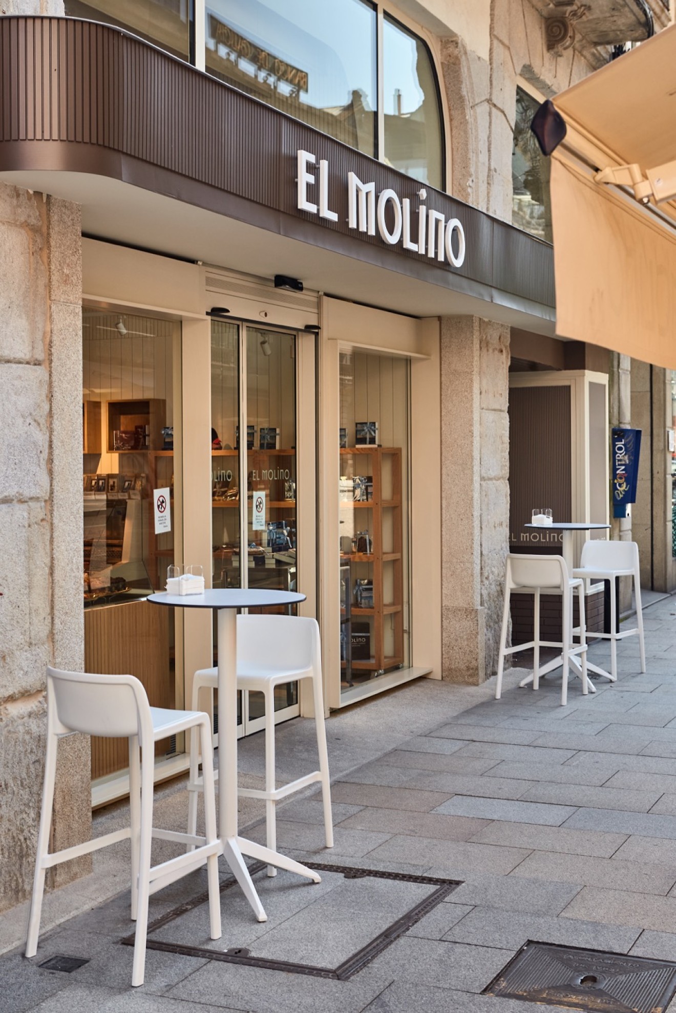 En uno de los extremos de esta calle se encuentra la pastelería El Molino, el lugar perfecto para disfrutar de unos de los mejores dulces de la ciudad olívica.