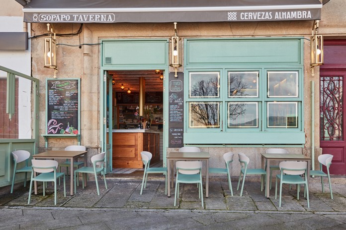 Terraza de la Sopapo Taverna, restaurante localizado en el casco histórico de Vigo
