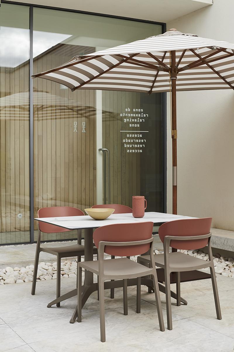 As a result of this active search for innovative and sustainable solutions for terraces, we find products like the JAVA parasol, our FSC certified model.