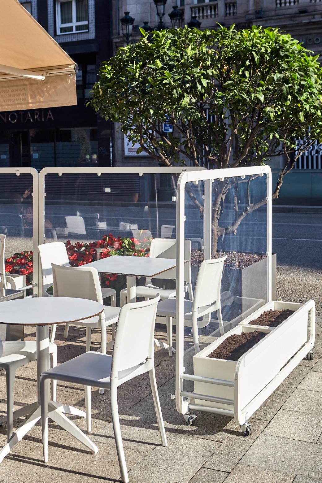 The space is surrounded by white lacquered SIENA space dividers with methacrylate, grouping the terrace together as one and making it more welcoming.