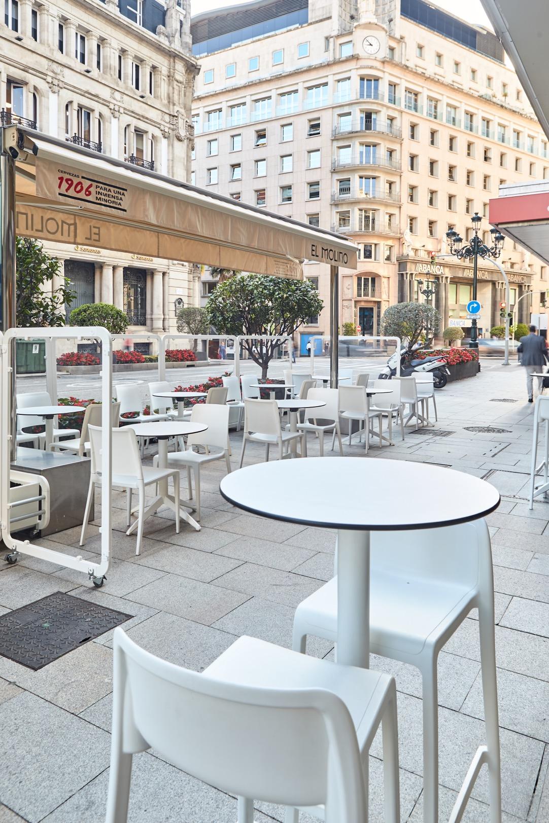 el-molino-ezpeleta-terraza-vertical Finalmente, para conferir um toque mais urbano à esplanada, a mesa QUATRO HIGH em branco com bancos ATTIC no mesmo tom foram acrescentados à entrada do estabelecimento.